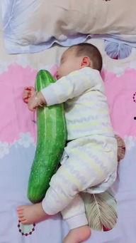 宝宝给妈妈吃瓜,温馨亲子时光