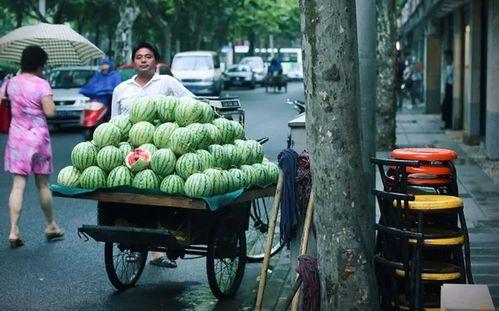 哈尔滨路边吃瓜,夏日路边美食风情录